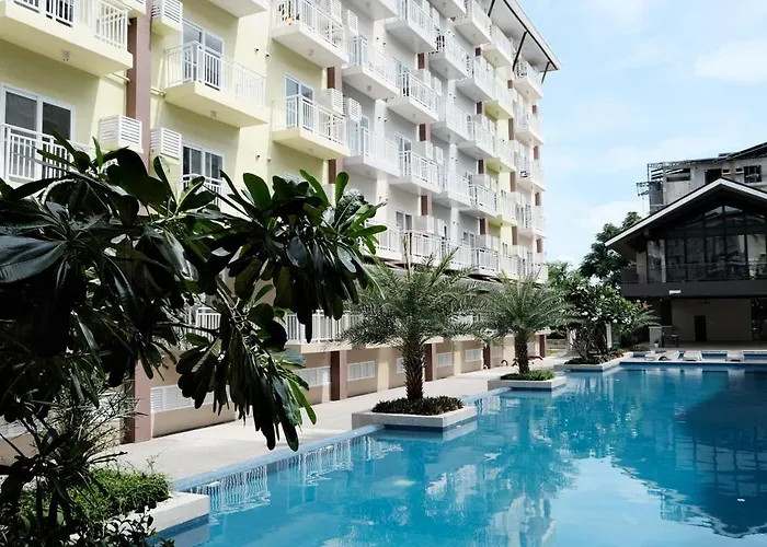 Airport Transit Gem With Gym And Pool Apartment