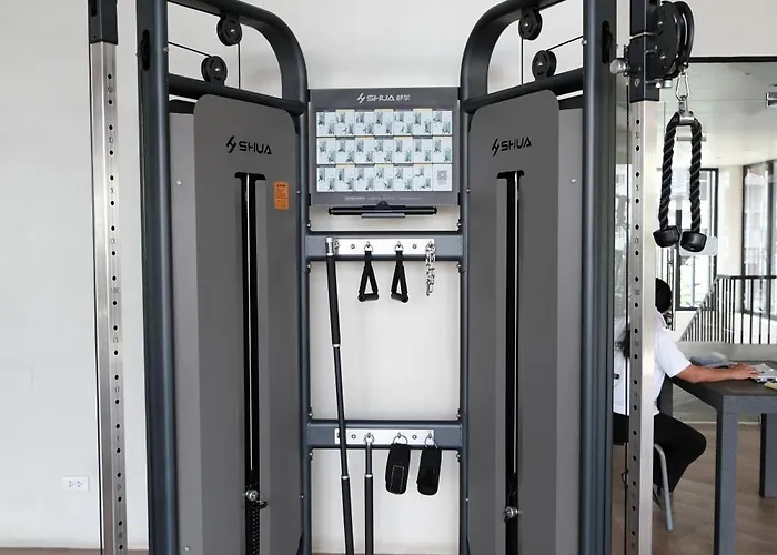 Airport Transit Gem With Gym And Pool Apartment *