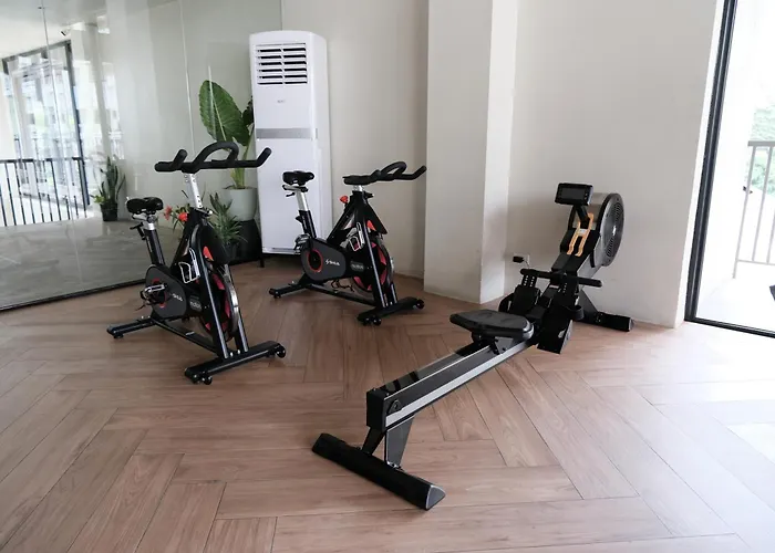 Apartment Airport Transit Gem With Gym And Pool