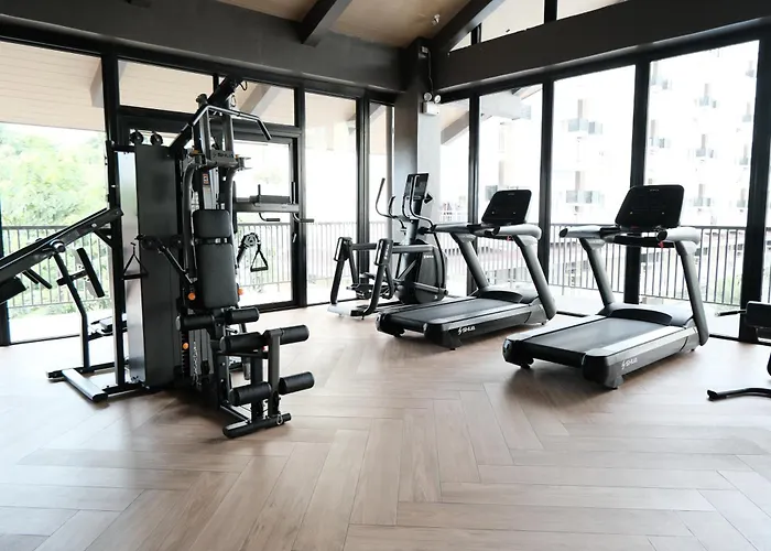 Apartment Airport Transit Gem With Gym And Pool