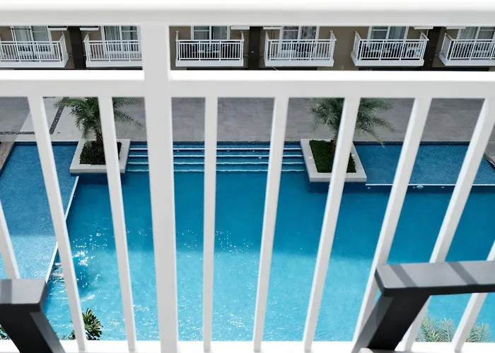 Apartment Airport Transit Gem With Gym And Pool