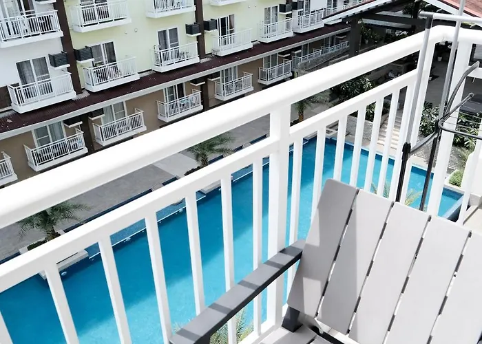 Airport Transit Gem With Gym And Pool Apartment *